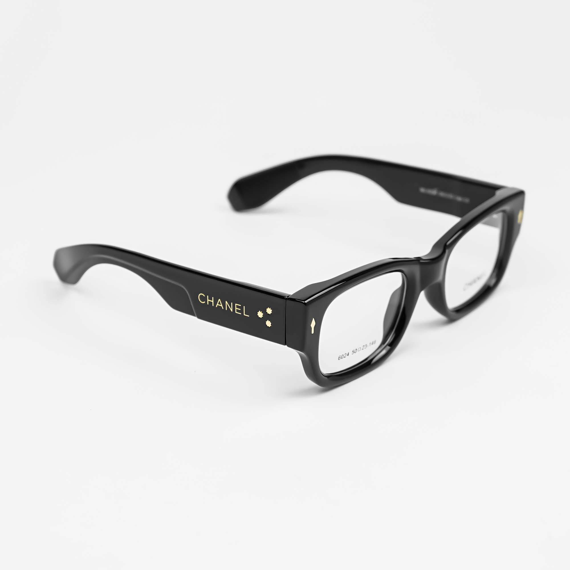 Chanel 02.;